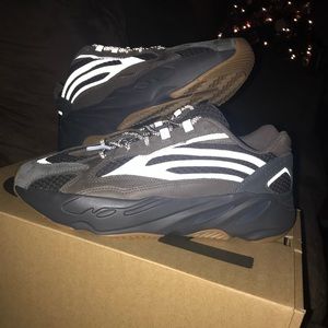 Yeezy boost 700 v2